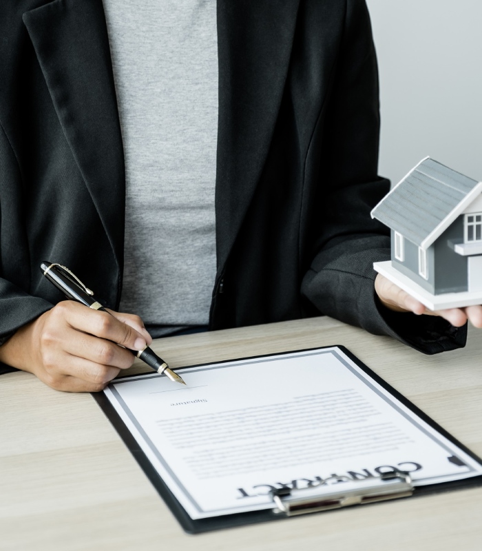 Signature d’un contrat de prêt immobilier avec l’accompagnement d’un courtier expert